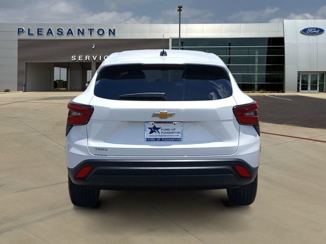 Used 2025 Chevrolet Trax LS w/ LS Convenience Package FWD image 4