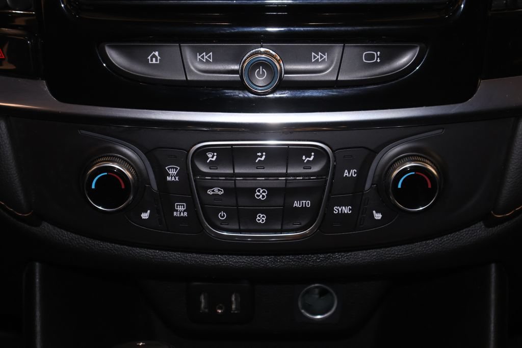 Used 2020 Chevrolet Traverse LT w/ LPO, Floor Liner Package AWD/4WD image 32