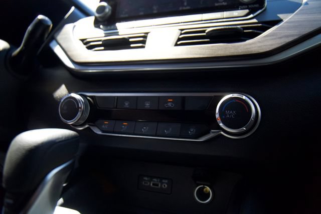 Used 2025 Nissan Altima 2.5 SV FWD image 17