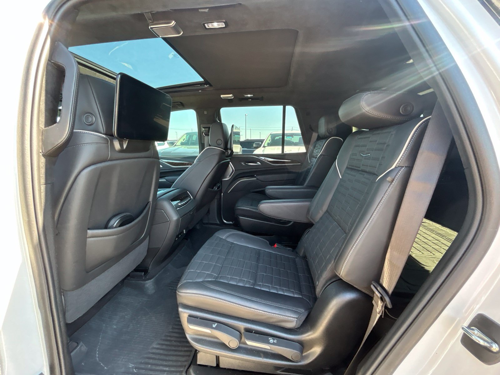 Used 2024 Cadillac Escalade Sport Platinum w/ LPO, ONYX Package AWD/4WD image 26