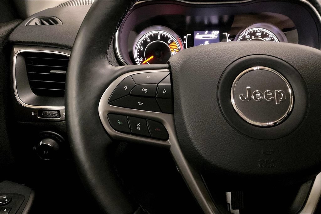 Used 2019 Jeep Cherokee Latitude Plus w/ Comfort/Convenience Group AWD/4WD image 17