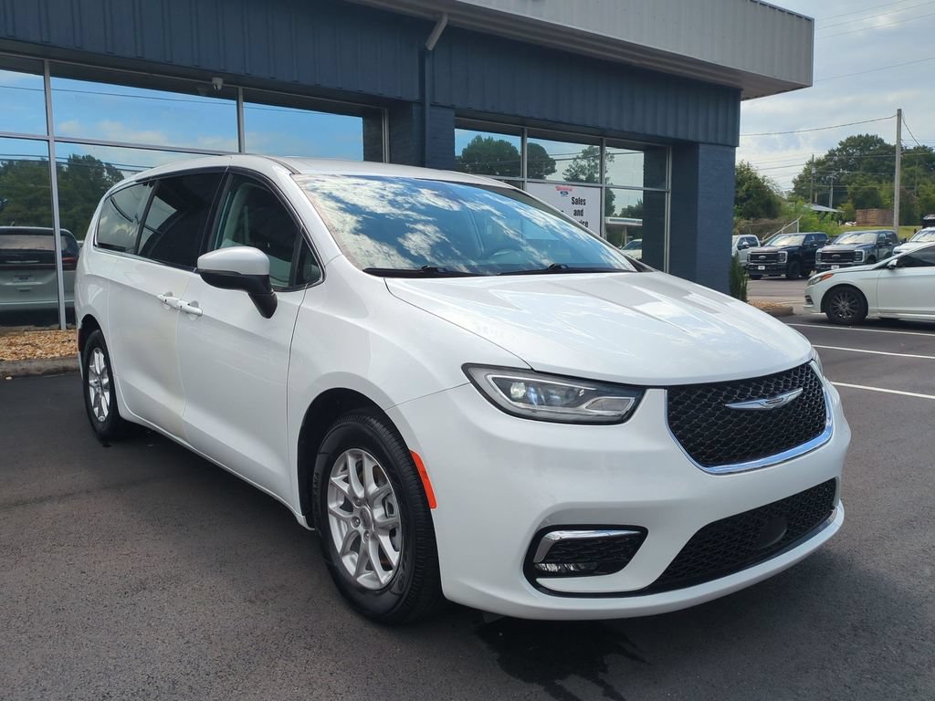 Used 2023 Chrysler Pacifica Touring-L FWD image 3