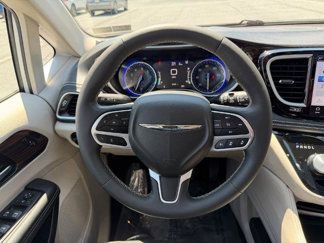 Used 2023 Chrysler Pacifica Limited AWD/4WD image 15