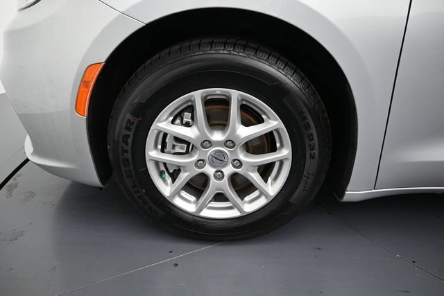 Used 2024 Chrysler Pacifica Touring-L FWD image 9