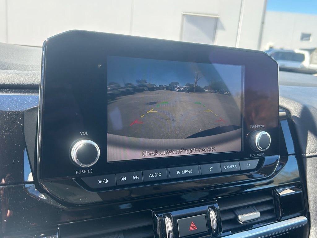 Used 2025 Nissan Pathfinder SV image 13