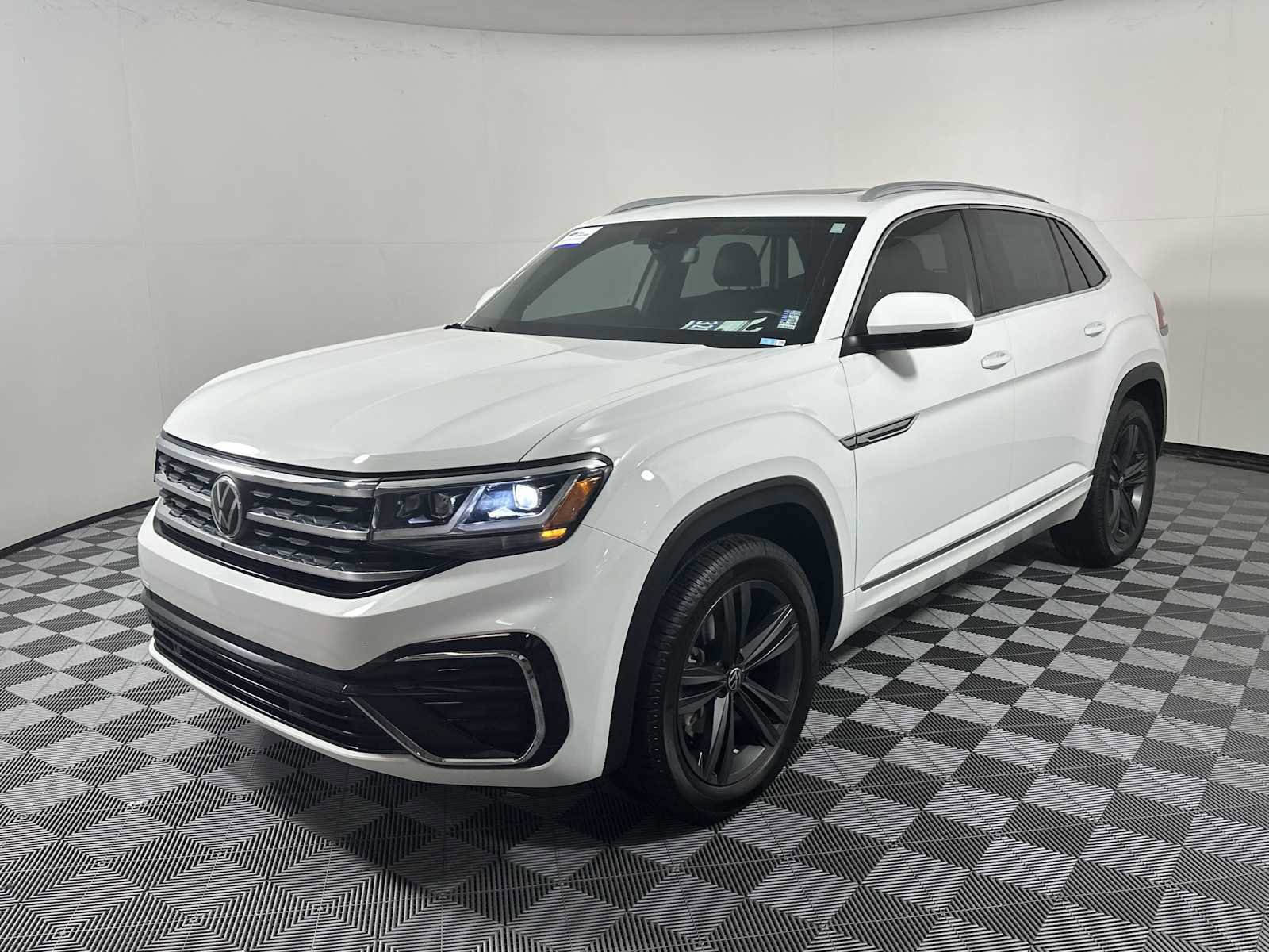 Used 2022 Volkswagen Atlas Cross Sport SEL R-Line image 2