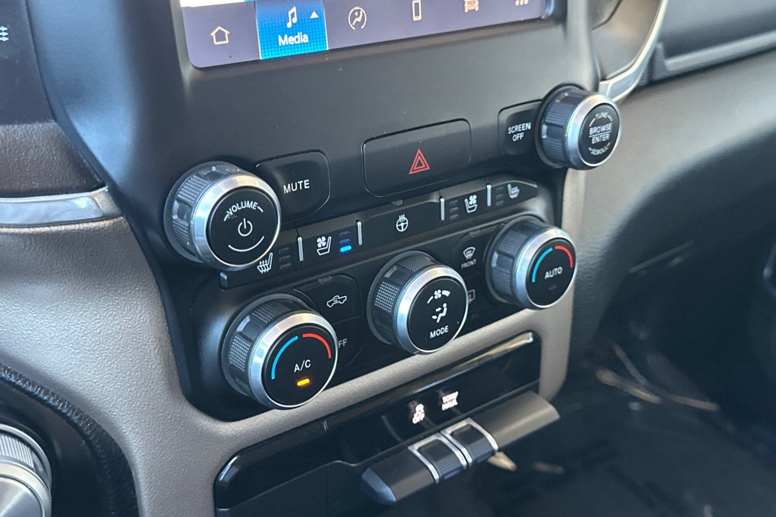 Used 2022 RAM 1500 Laramie AWD/4WD image 29