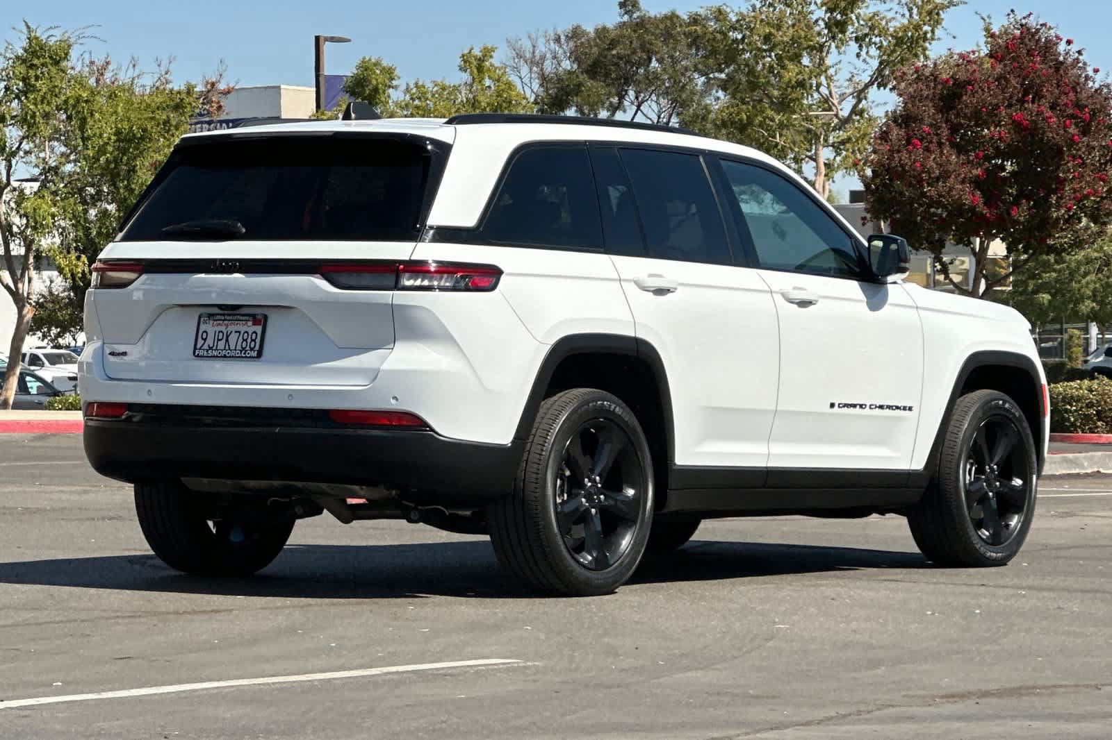 Used 2023 Jeep Grand Cherokee Altitude AWD/4WD image 2