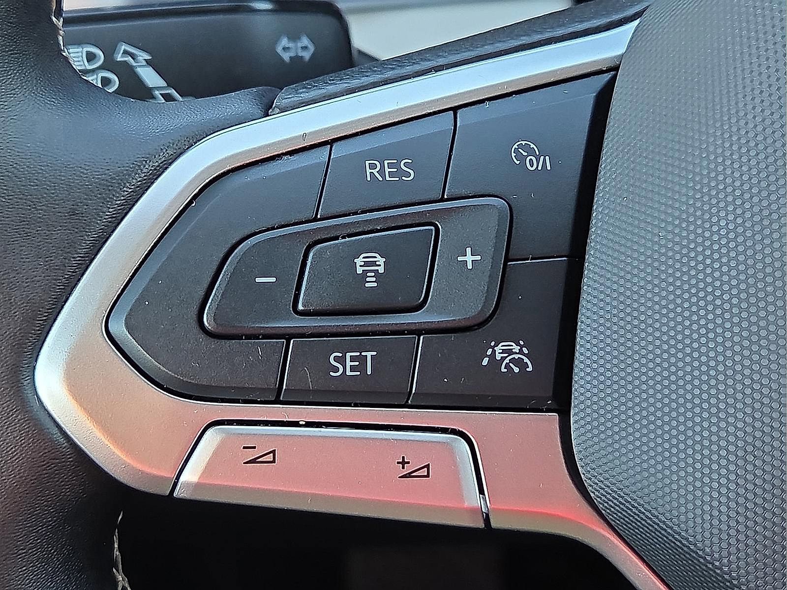 Used 2025 Volkswagen Taos SE image 20