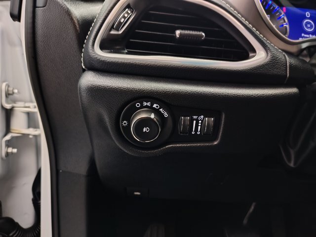 Used 2025 Chrysler Pacifica Select FWD image 38