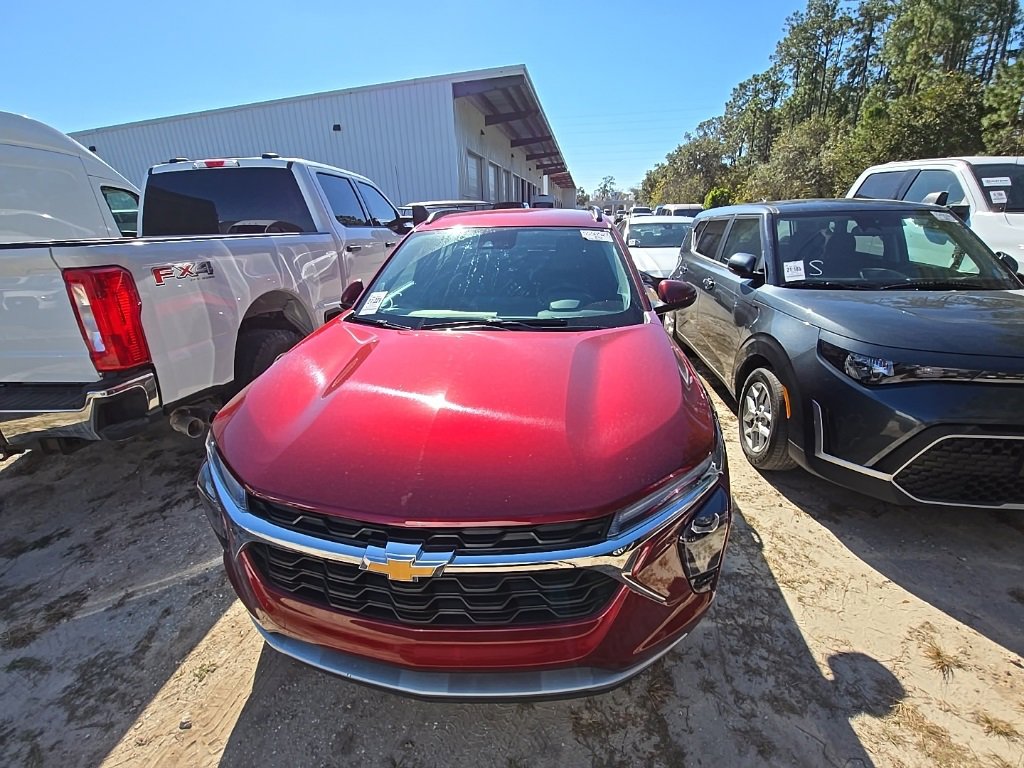 Used 2025 Chevrolet Trax LT w/ LT Convenience Package image 3