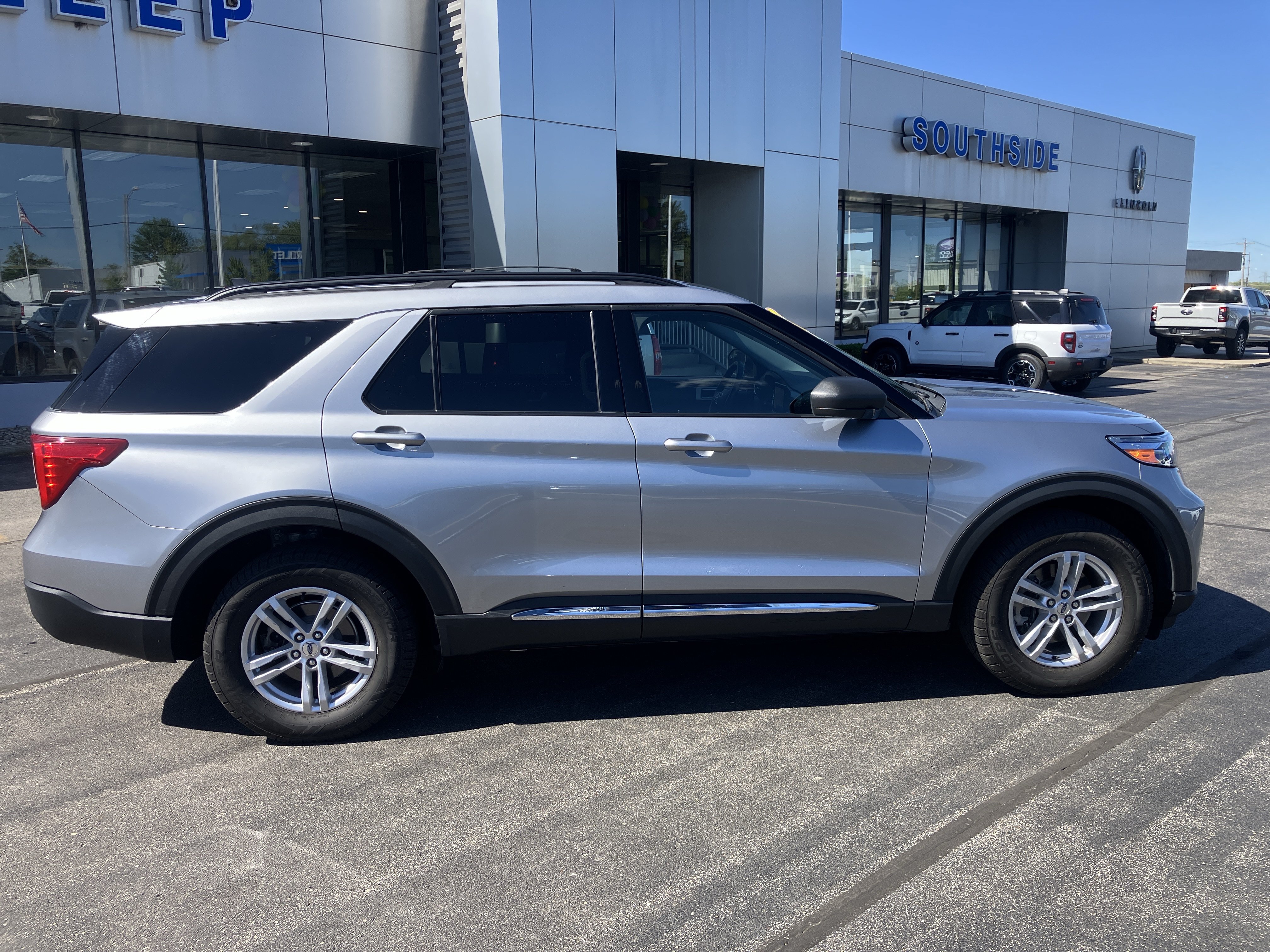 Certified 2021 Ford Explorer XLT w/ Equipment Group 202A AWD/4WD image 8