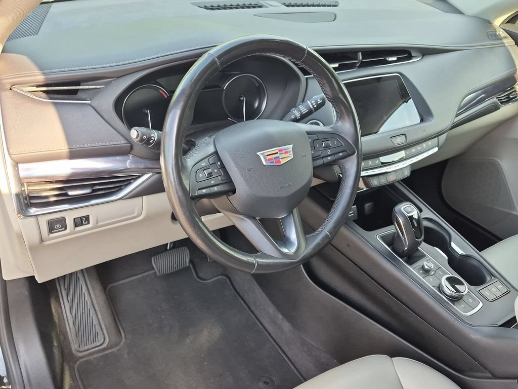 Used 2019 Cadillac XT4 Luxury w/ Cold Weather Package FWD image 10