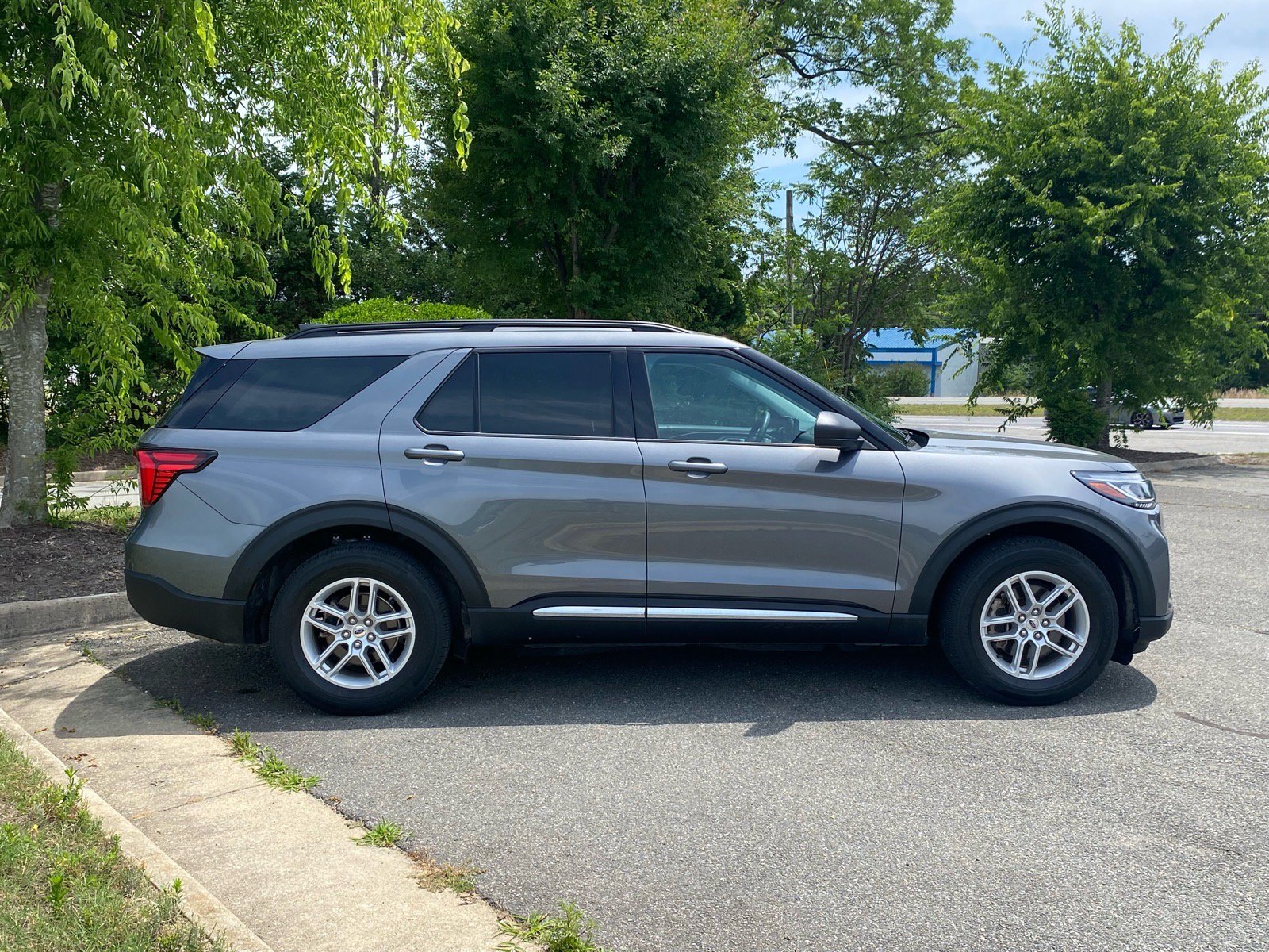 Certified 2025 Ford Explorer Active RWD image 3