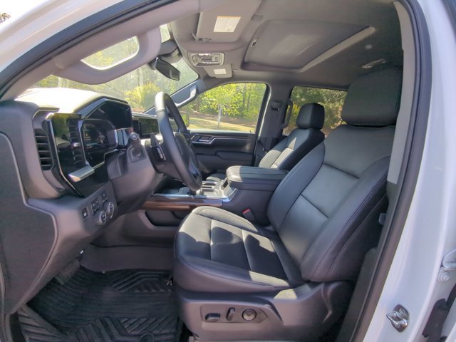Used 2025 Chevrolet Silverado 1500 LT Trail Boss w/ Convenience Package II AWD/4WD image 16