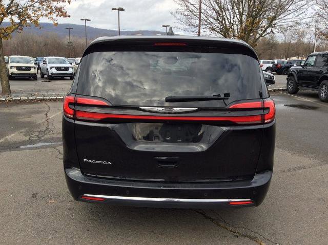 Used 2024 Chrysler Pacifica Touring-L image 9