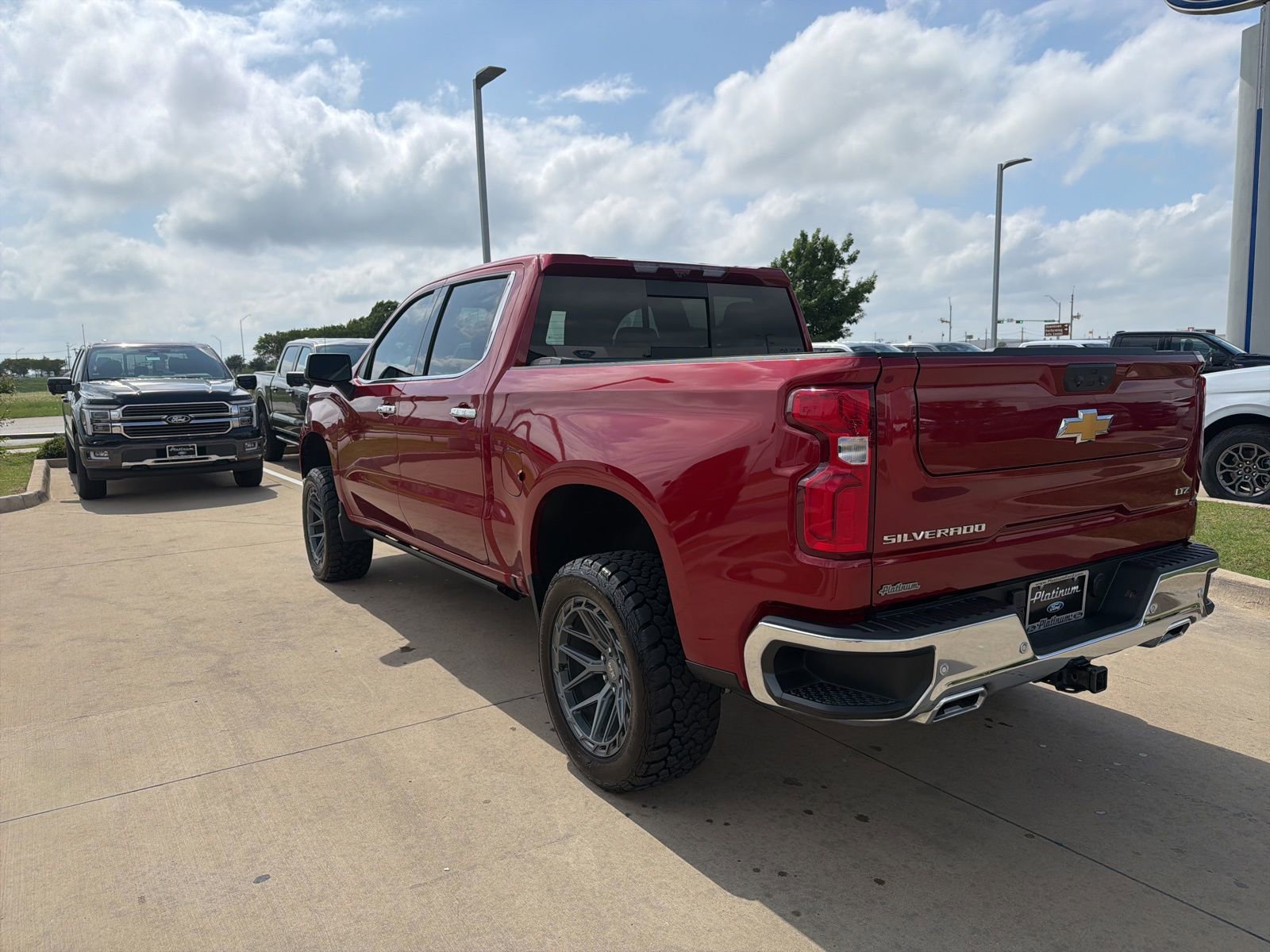 Used 2024 Chevrolet Silverado 1500 LTZ AWD/4WD image 3