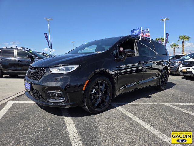 Used 2025 Chrysler Pacifica Limited FWD image 3