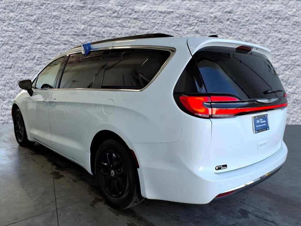Used 2025 Chrysler Pacifica Select image 4