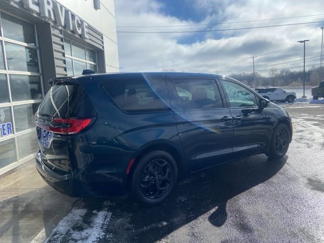 Used 2022 Chrysler Pacifica Touring-L w/ S Appearance Package image 2