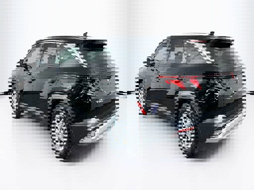 Used 2025 Hyundai Tucson SE FWD image 3