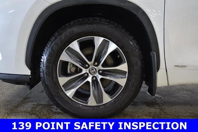 Used 2020 Toyota Highlander XLE AWD/4WD image 11