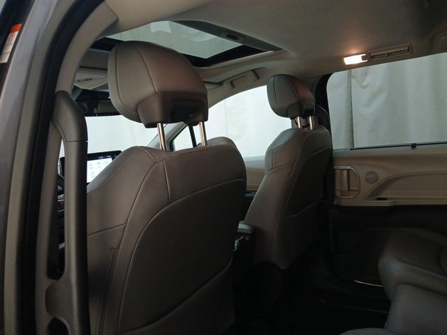 Used 2023 Toyota Sienna XLE image 24