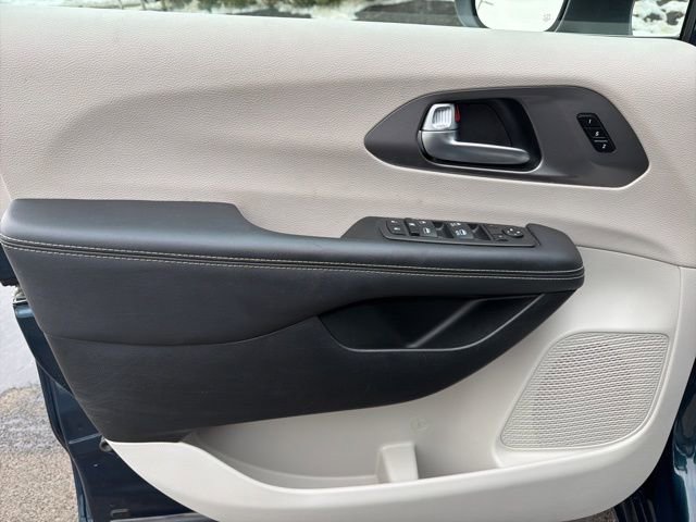 Used 2023 Chrysler Pacifica Touring-L FWD image 11
