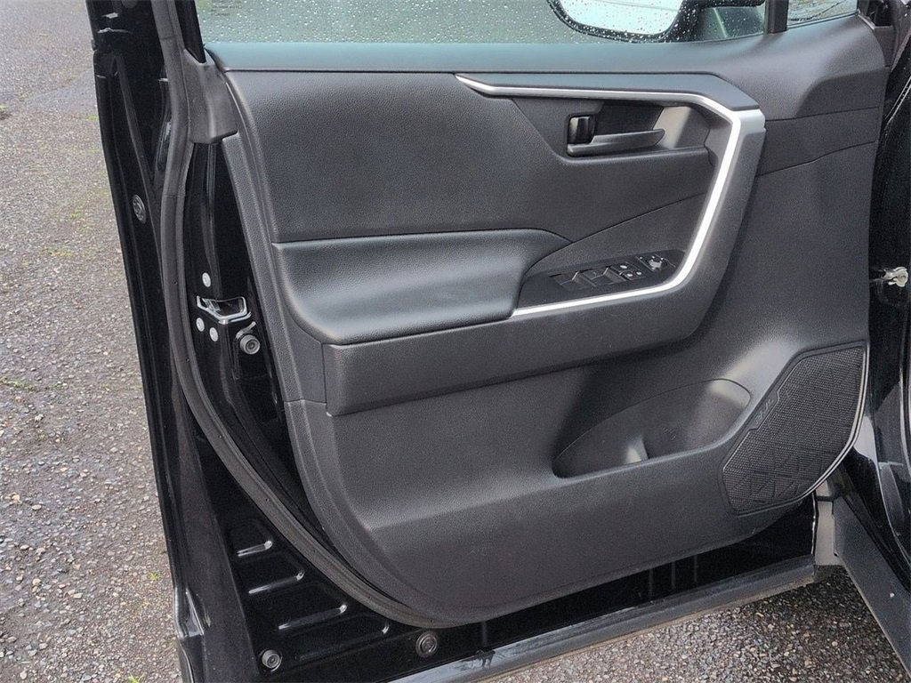 Used 2021 Toyota RAV4 LE image 9