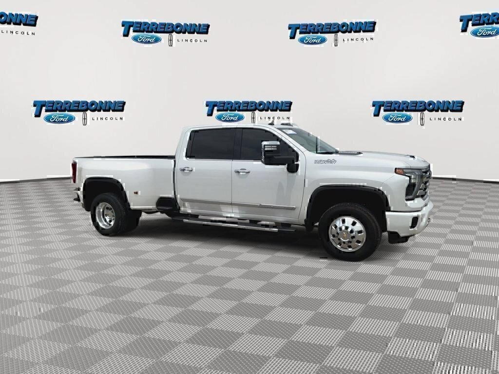 Used 2024 Chevrolet Silverado 3500 High Country w/ High Country Premium Package AWD/4WD image 2