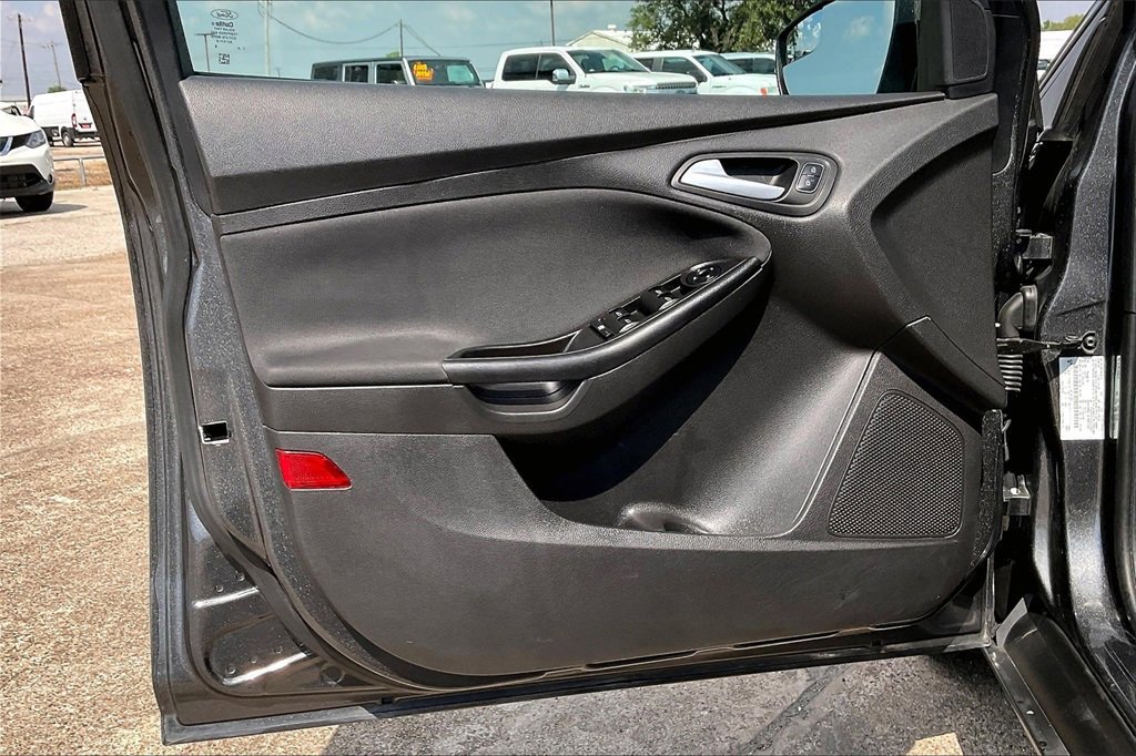 Certified 2018 Ford Focus SE w/ SE Appearance Package image 17