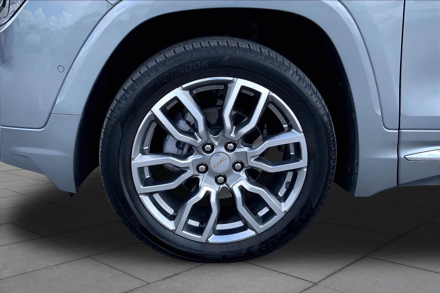 Used 2024 GMC Terrain Denali w/ Denali Premium Package AWD/4WD image 11