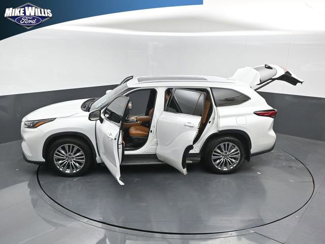 Used 2023 Toyota Highlander Platinum FWD image 18