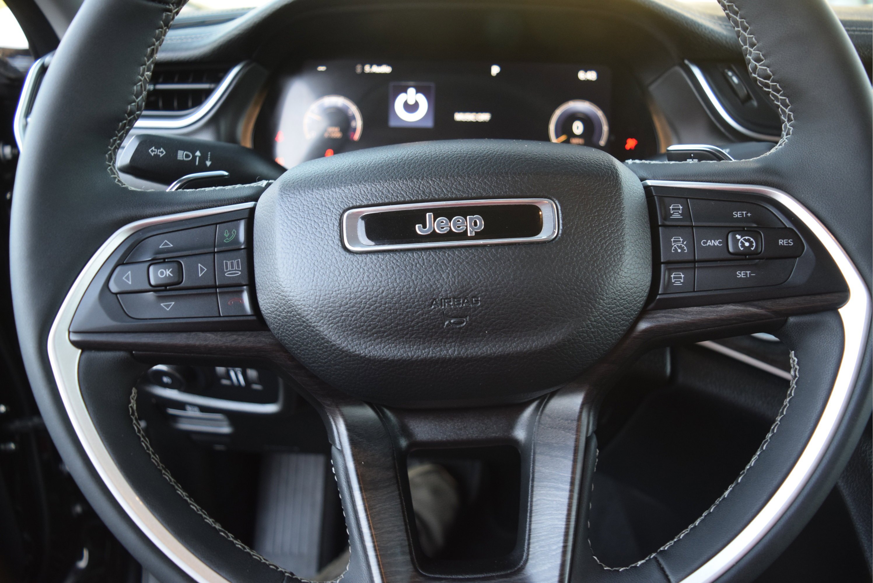 Used 2023 Jeep Grand Cherokee L Limited AWD/4WD image 13