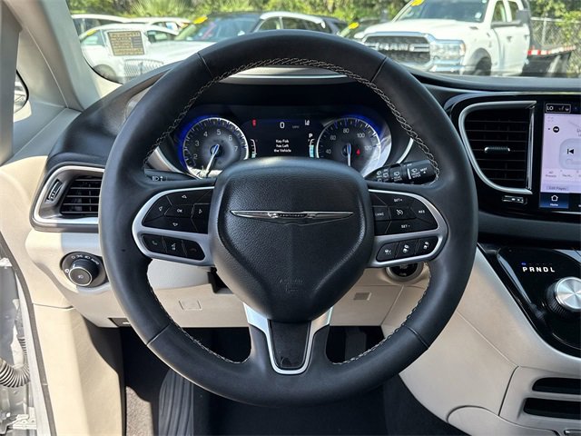 Used 2024 Chrysler Pacifica Touring-L image 38