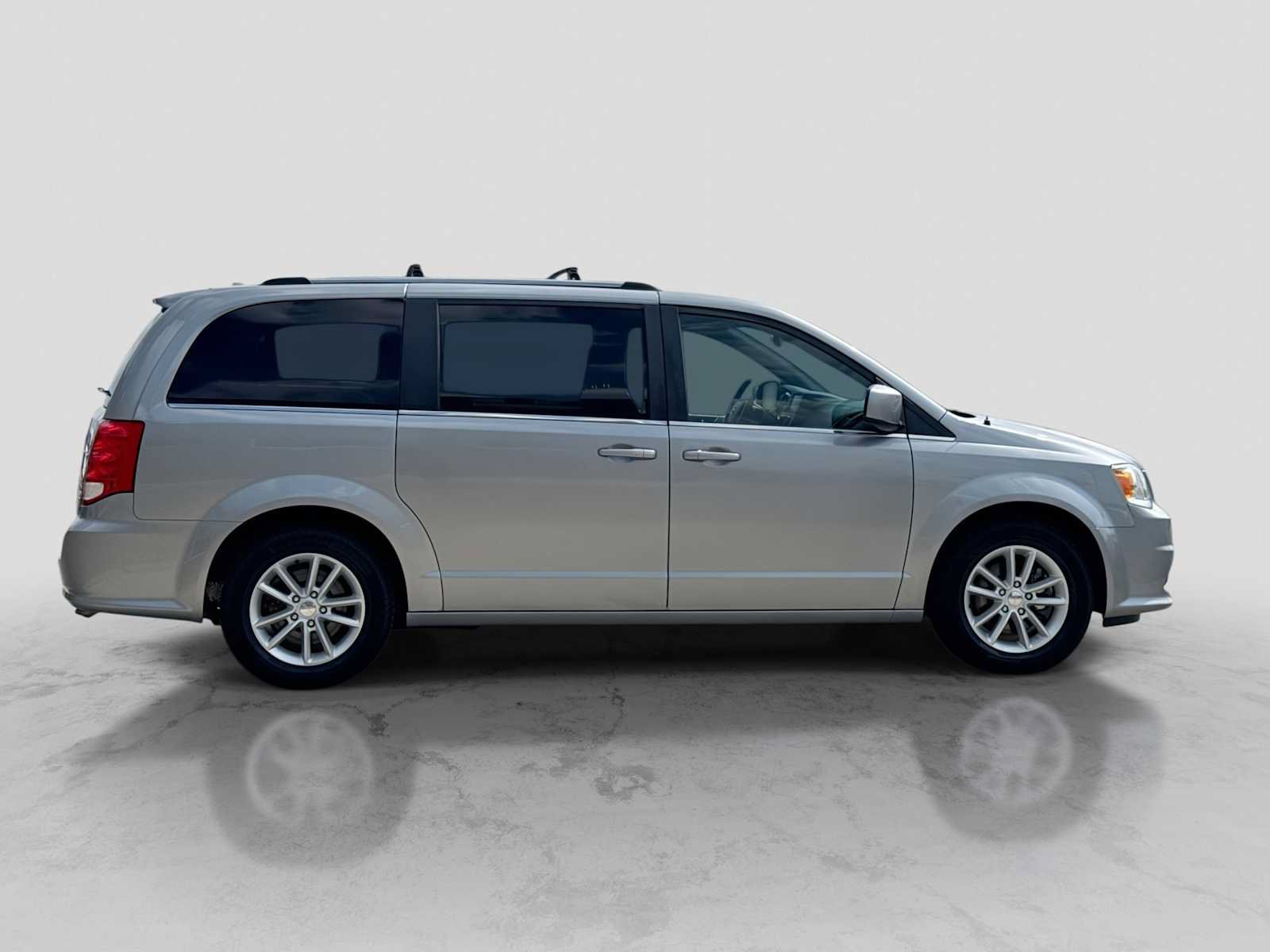 Used 2019 Dodge Grand Caravan SXT w/ Rear Park Assist Package FWD image 7