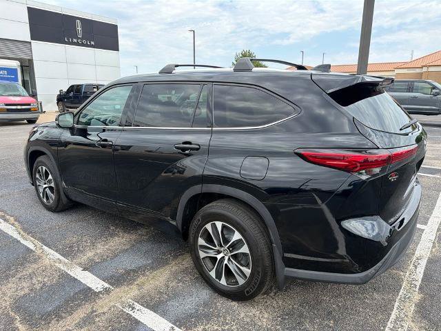 Used 2021 Toyota Highlander XLE AWD/4WD image 2
