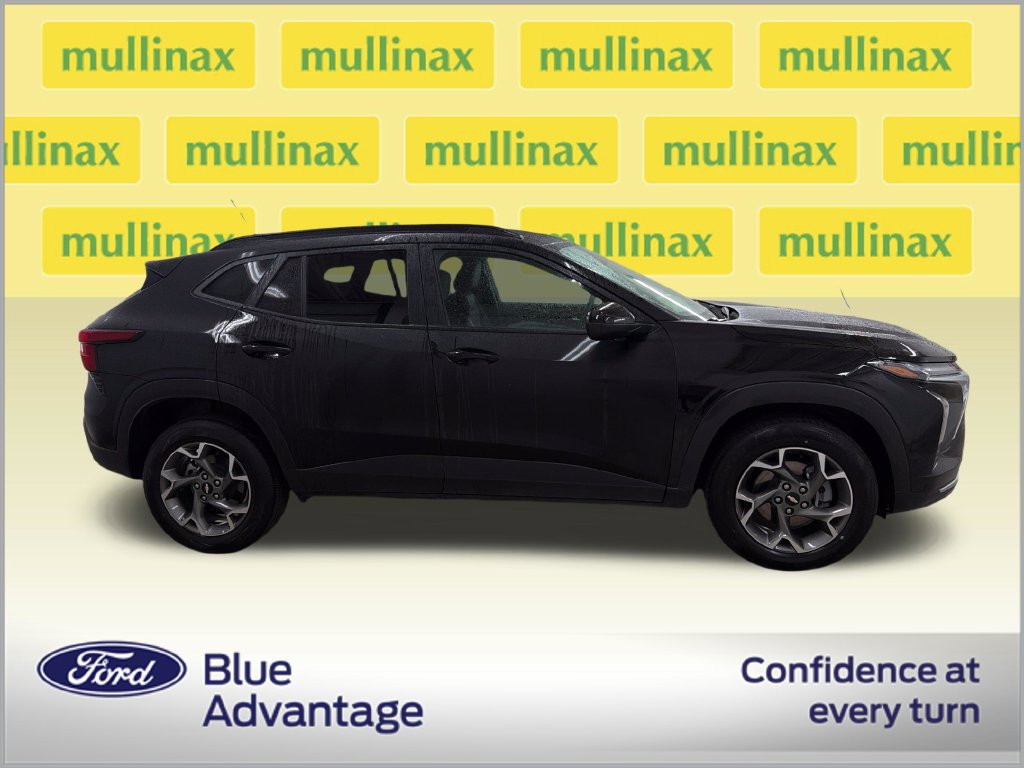 Used 2025 Chevrolet Trax LT FWD image 2