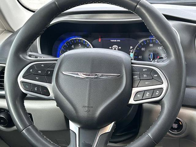Used 2023 Chrysler Pacifica Touring-L FWD image 14