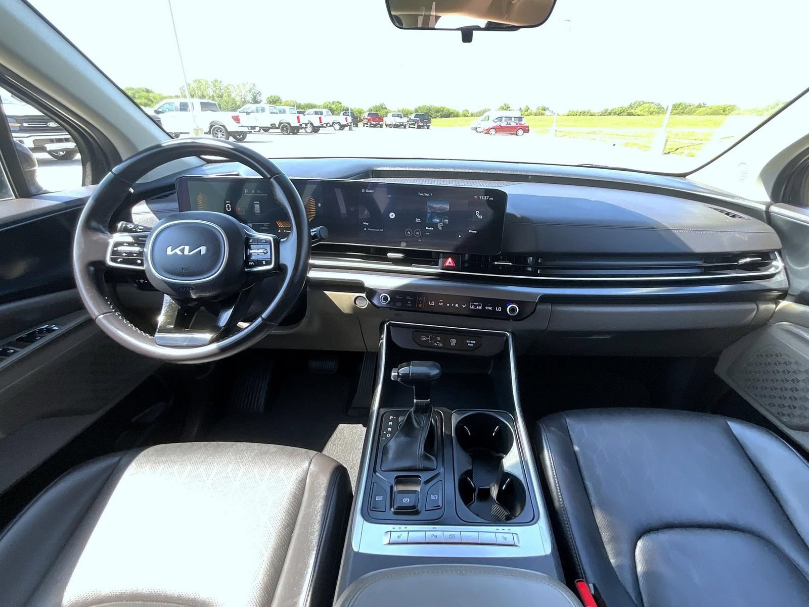 Used 2025 Kia Carnival FWD image 13