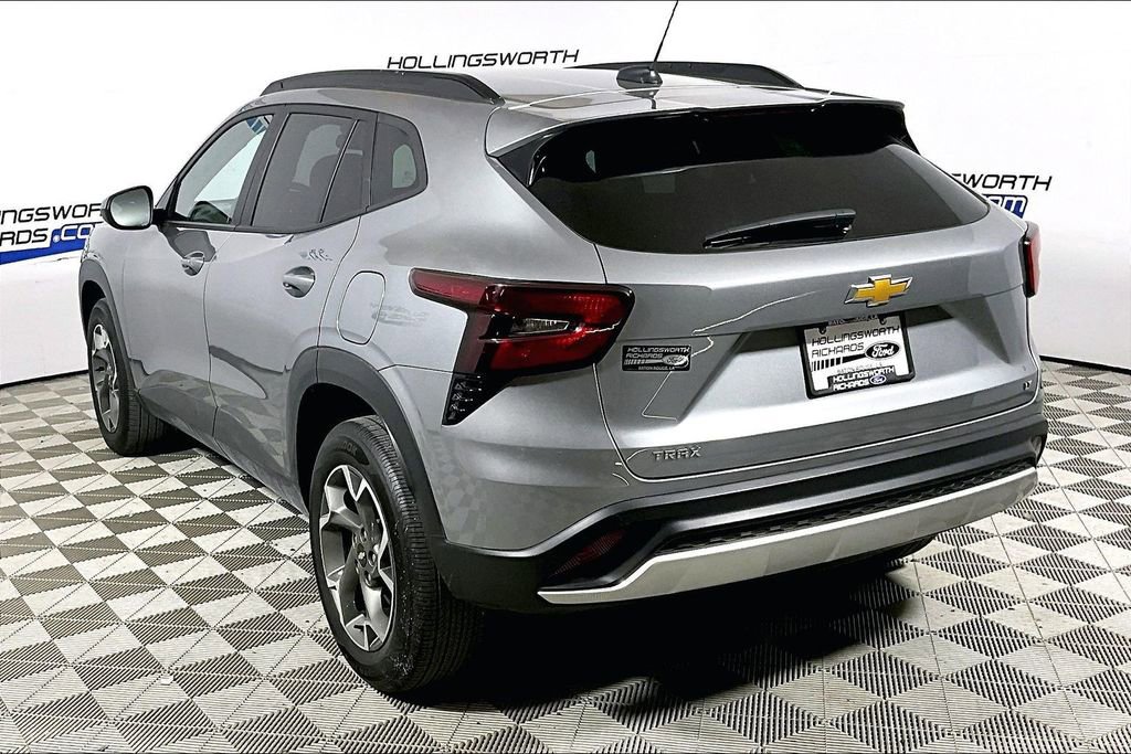 Used 2025 Chevrolet Trax LT w/ LT Convenience Package FWD image 8