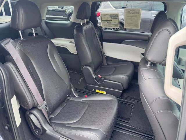 Used 2024 Kia Carnival LX FWD image 24