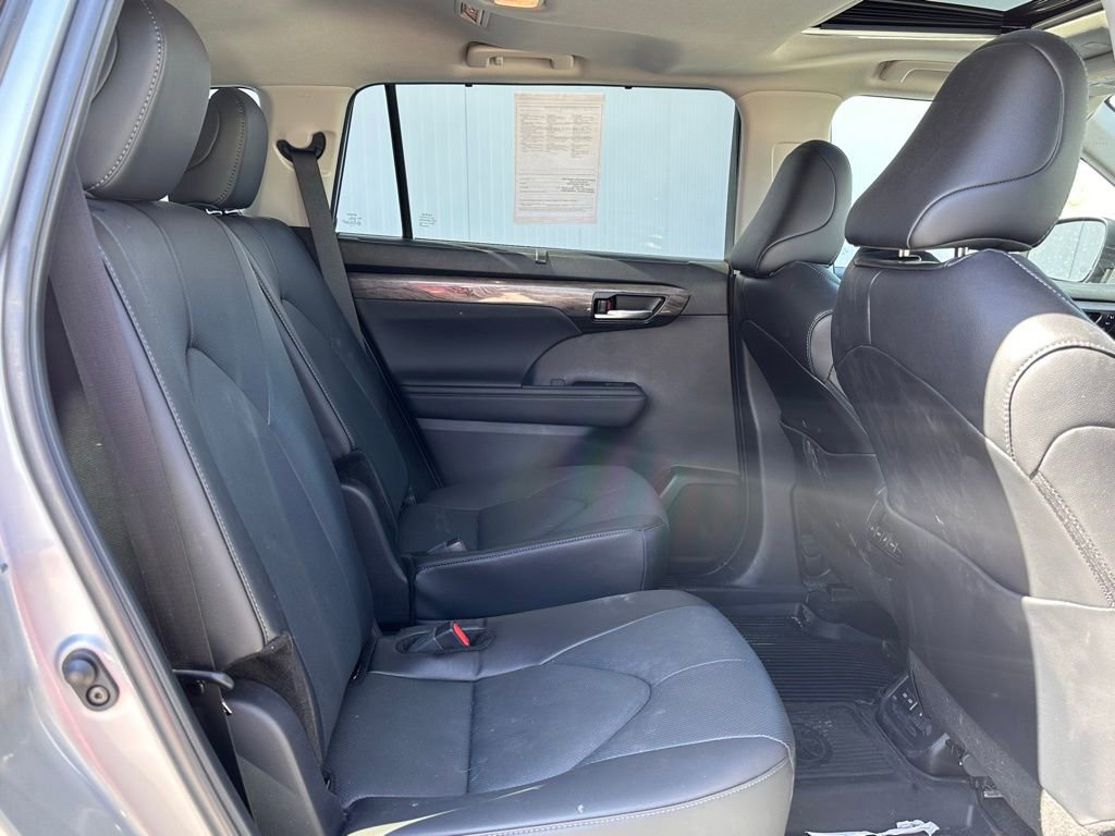 Used 2024 Toyota Highlander Limited AWD/4WD image 19