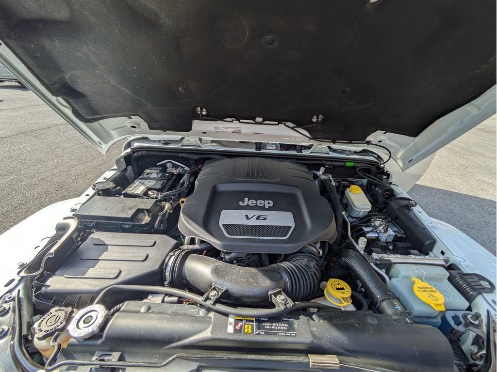 Used 2017 Jeep Wrangler Unlimited Sahara w/ Connectivity Group image 28