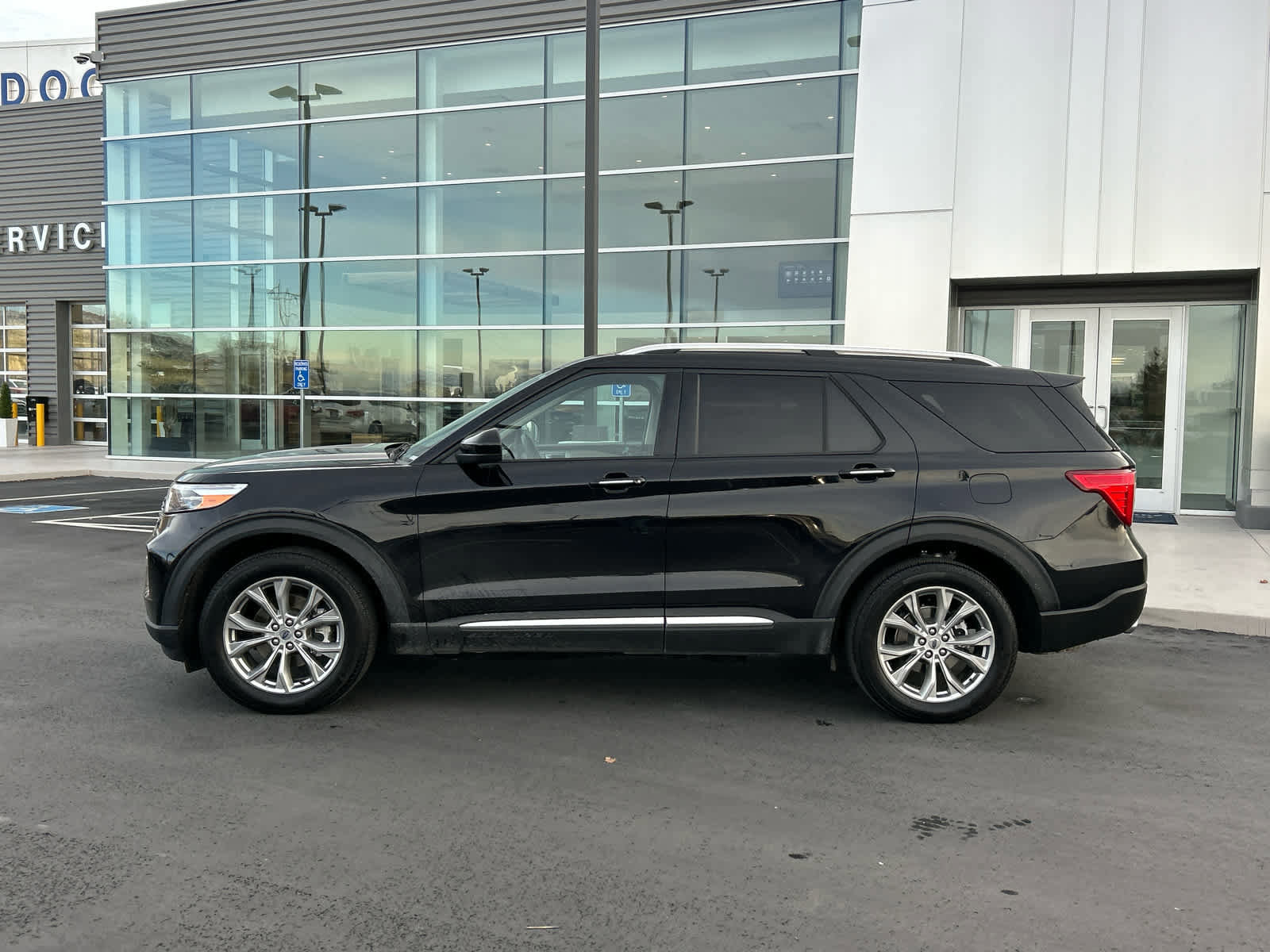 Certified 2024 Ford Explorer Limited image 4