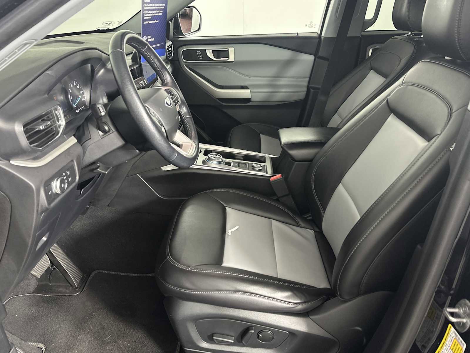 Certified 2022 Ford Explorer XLT w/ Equipment Group 202A AWD/4WD image 7