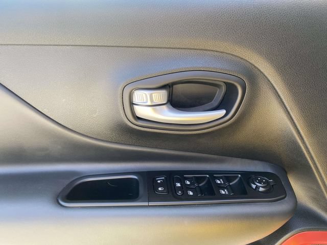 Used 2023 Jeep Renegade Trailhawk w/ Trailhawk Elite Group AWD/4WD image 17