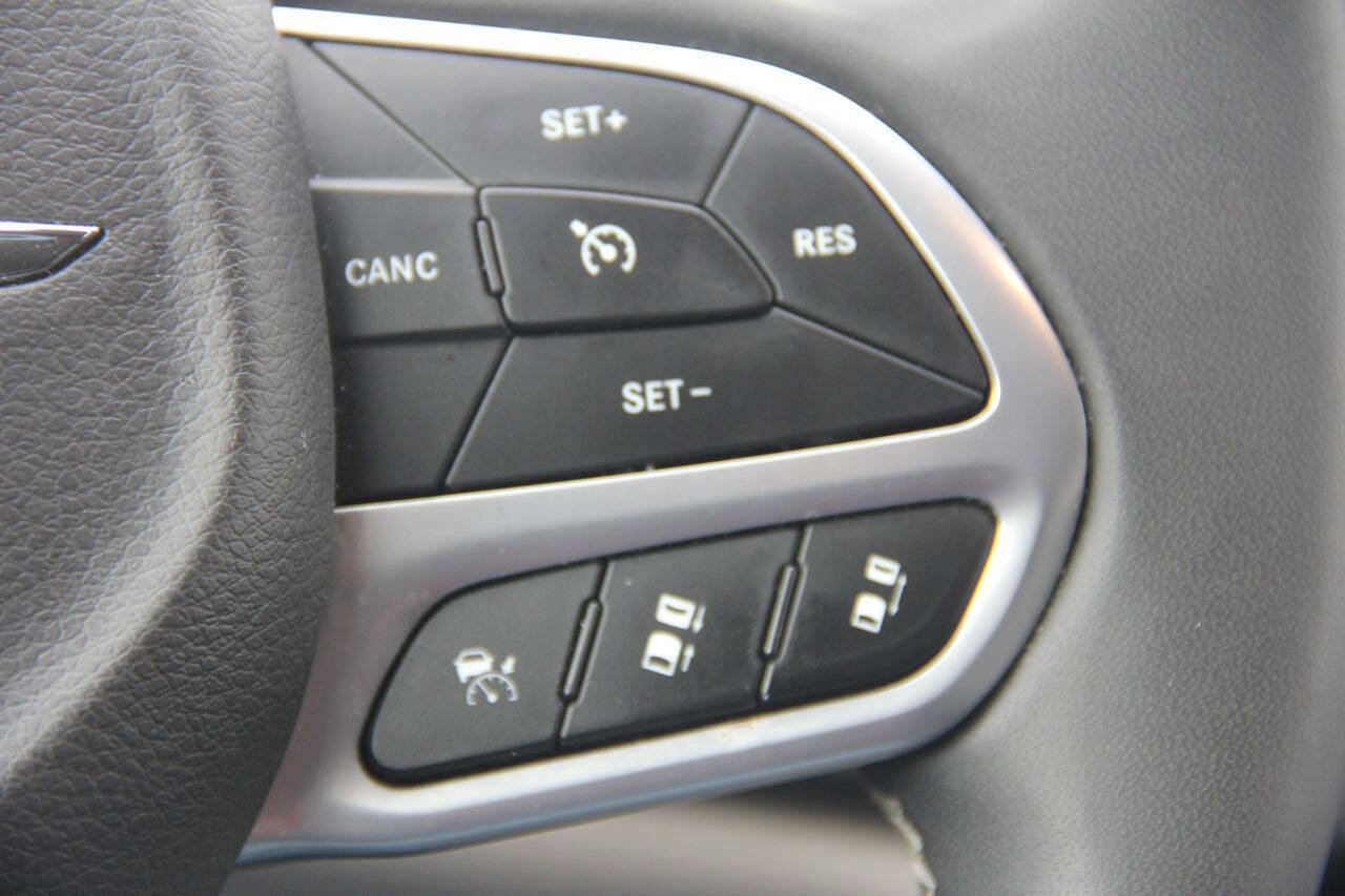 Used 2024 Chrysler Pacifica Touring-L FWD image 37