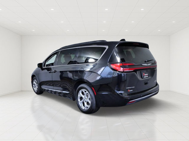 Used 2023 Chrysler Pacifica Limited FWD image 4