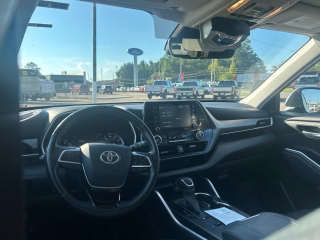 Used 2021 Toyota Highlander XLE FWD image 3